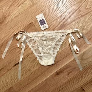 Hanky Panky Peek-a-Boo Lace Side Tie Bikini Light Ivory L